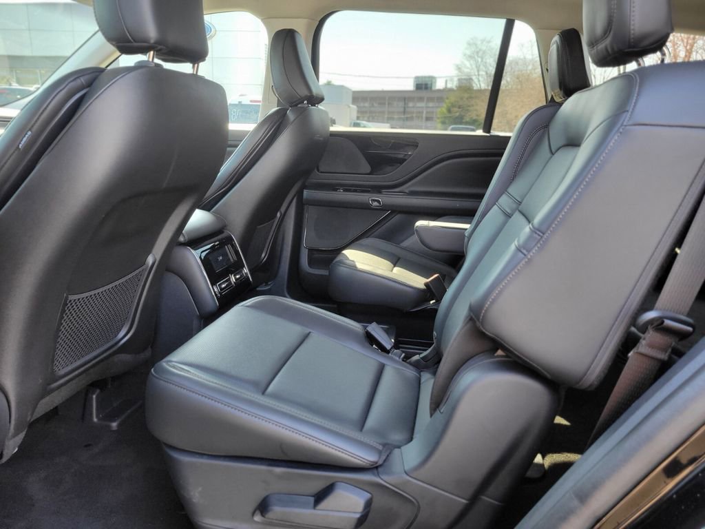 Used 2025 Lincoln Aviator AWD image 14