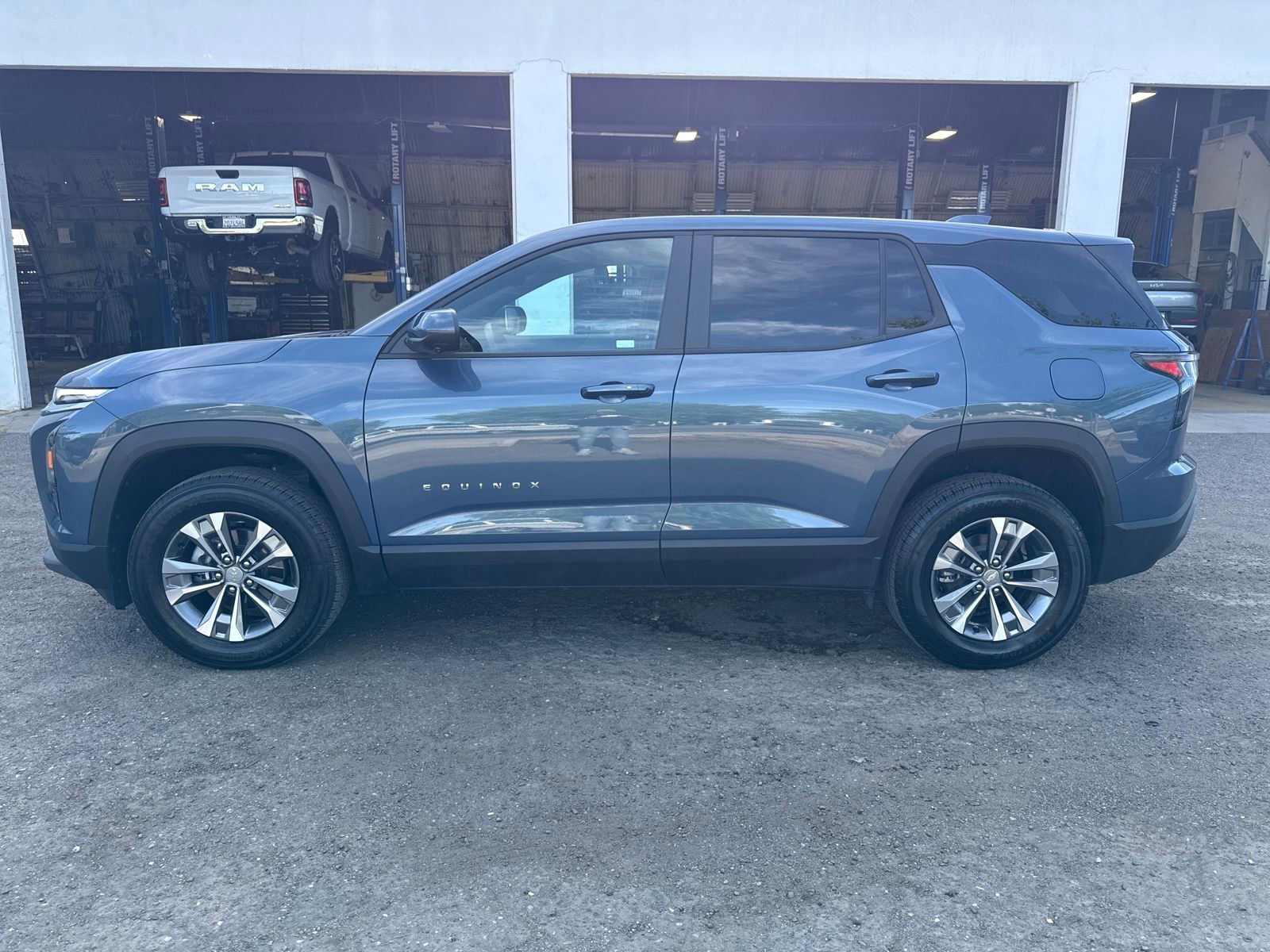 Used 2026 Chevrolet Equinox LT w/ Convenience Package II image 2