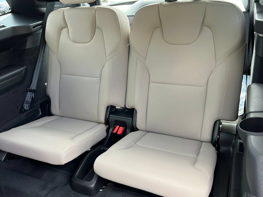 New 2026 Volvo XC90 T8 Plus w/ Protection Package Premier AWD/4WD image 9