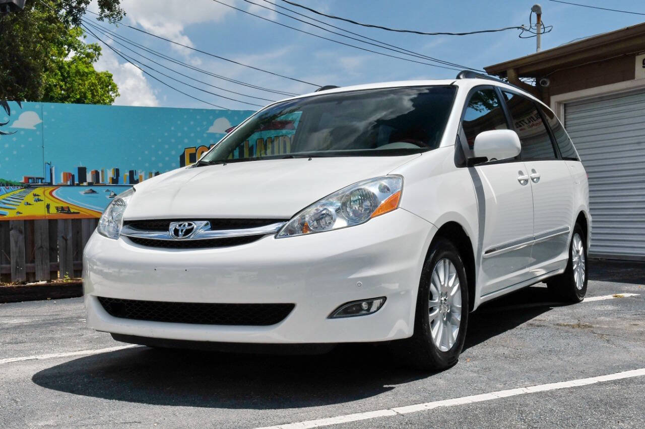 Used 2010 Toyota Sienna XLE Limited FWD image 2