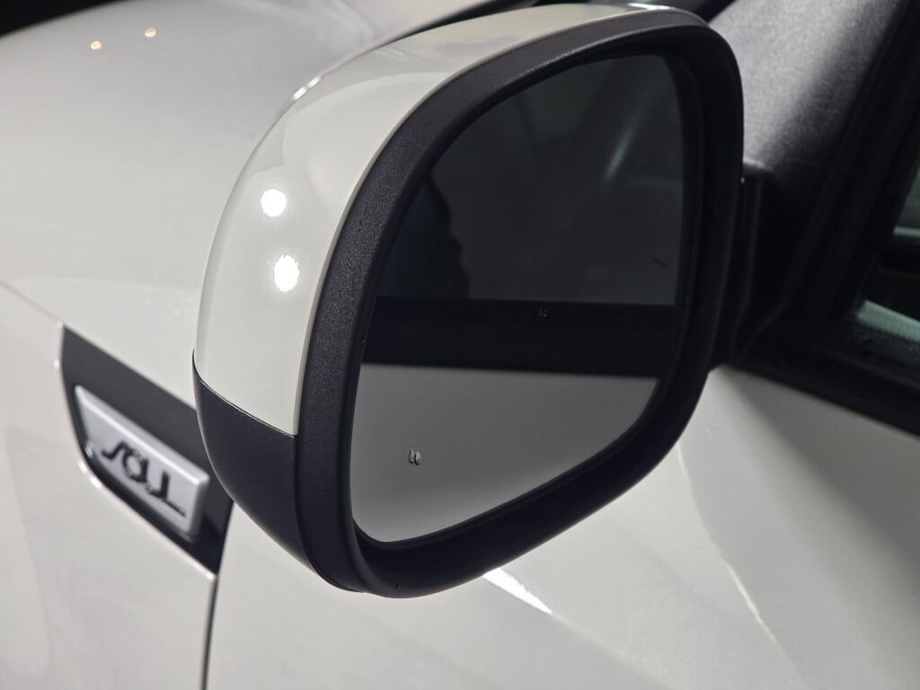 Used 2015 Kia Soul + image 14