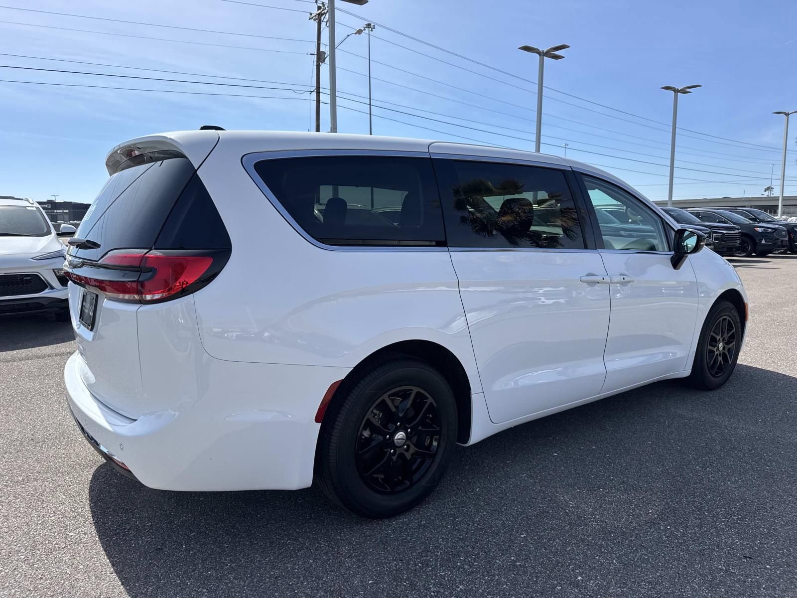 Used 2024 Chrysler Pacifica Touring-L image 5