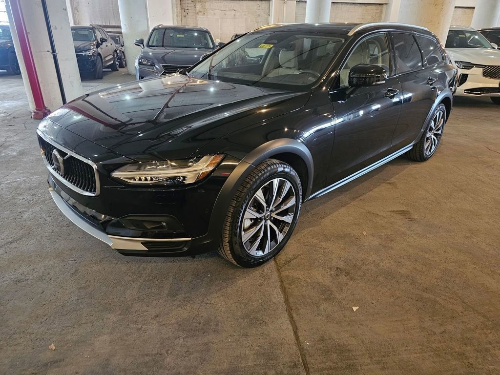Certified 2025 Volvo V90 B6 Cross Country Plus AWD/4WD image 1