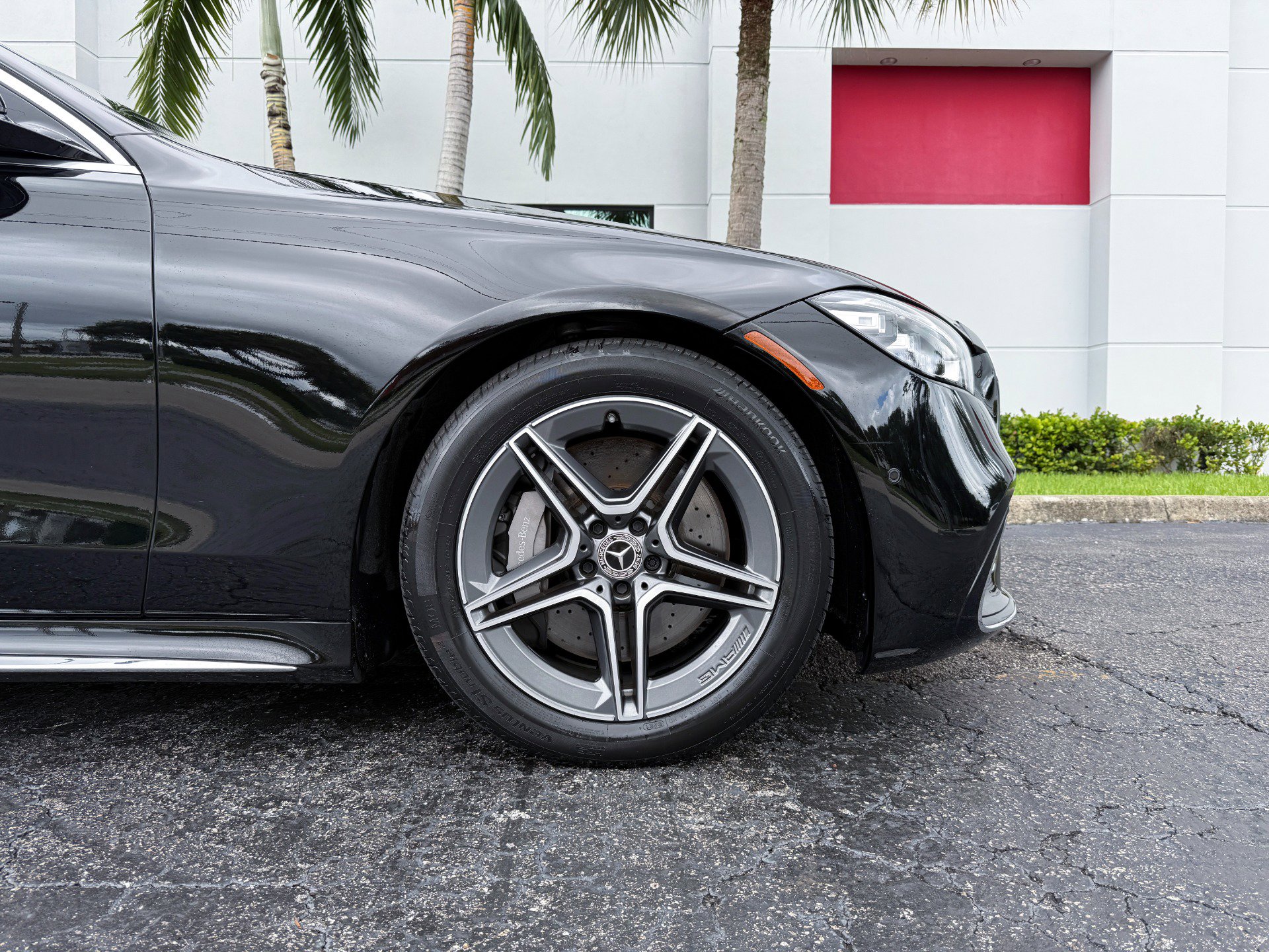 Used 2022 Mercedes-Benz S 500 4MATIC w/ AMG Line Package image 3