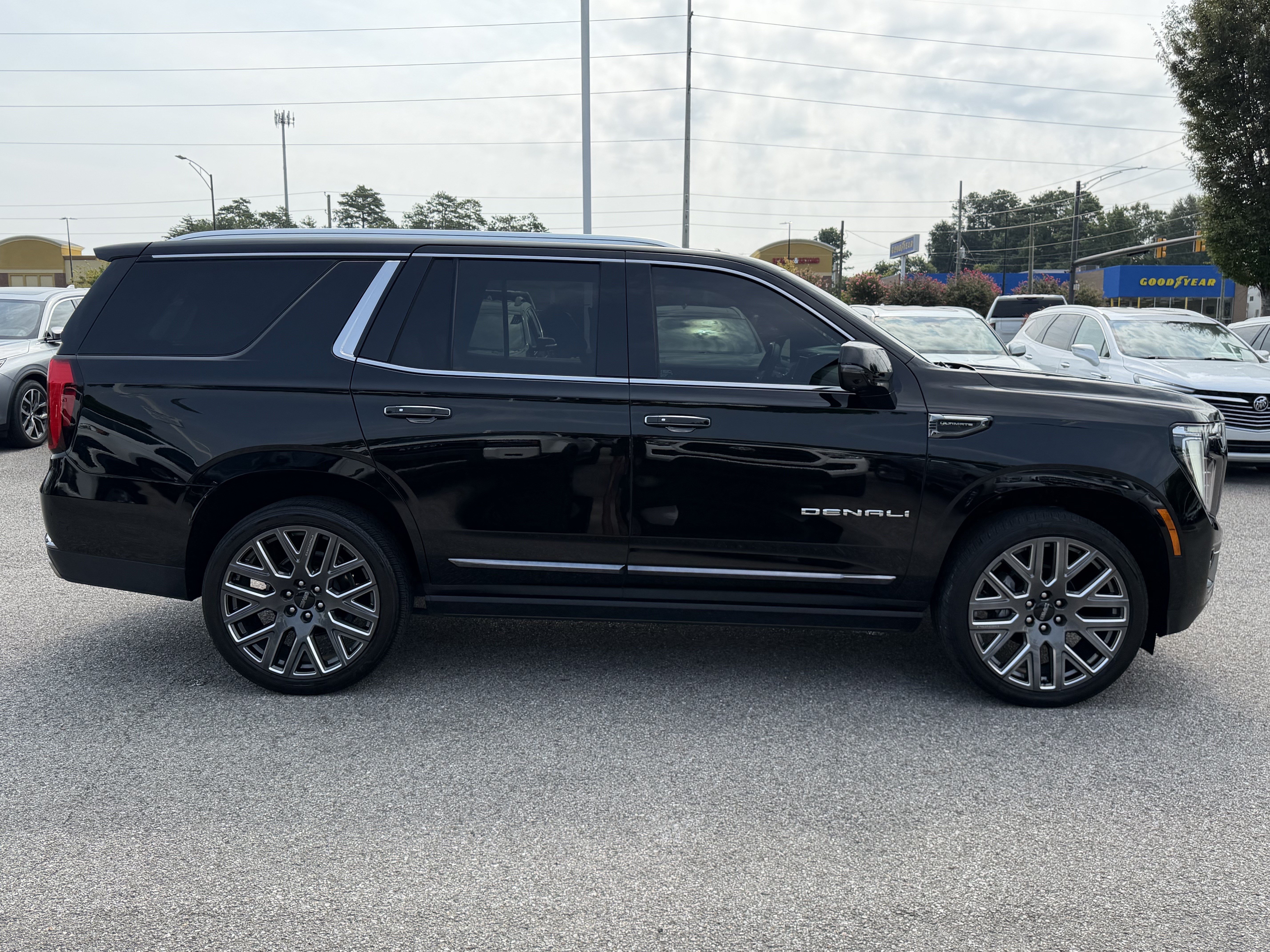 Used 2025 GMC Yukon Denali Ultimate AWD/4WD image 11