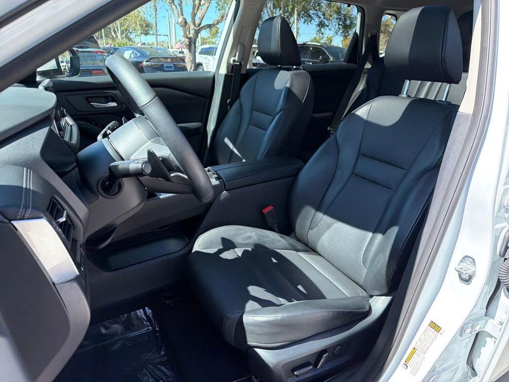 Used 2024 Nissan Rogue SV w/ SV Premium Package image 32