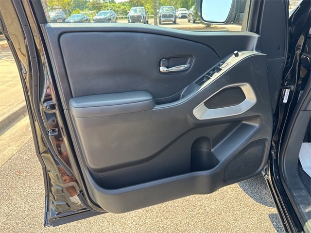 Used 2023 Nissan Frontier SV image 11