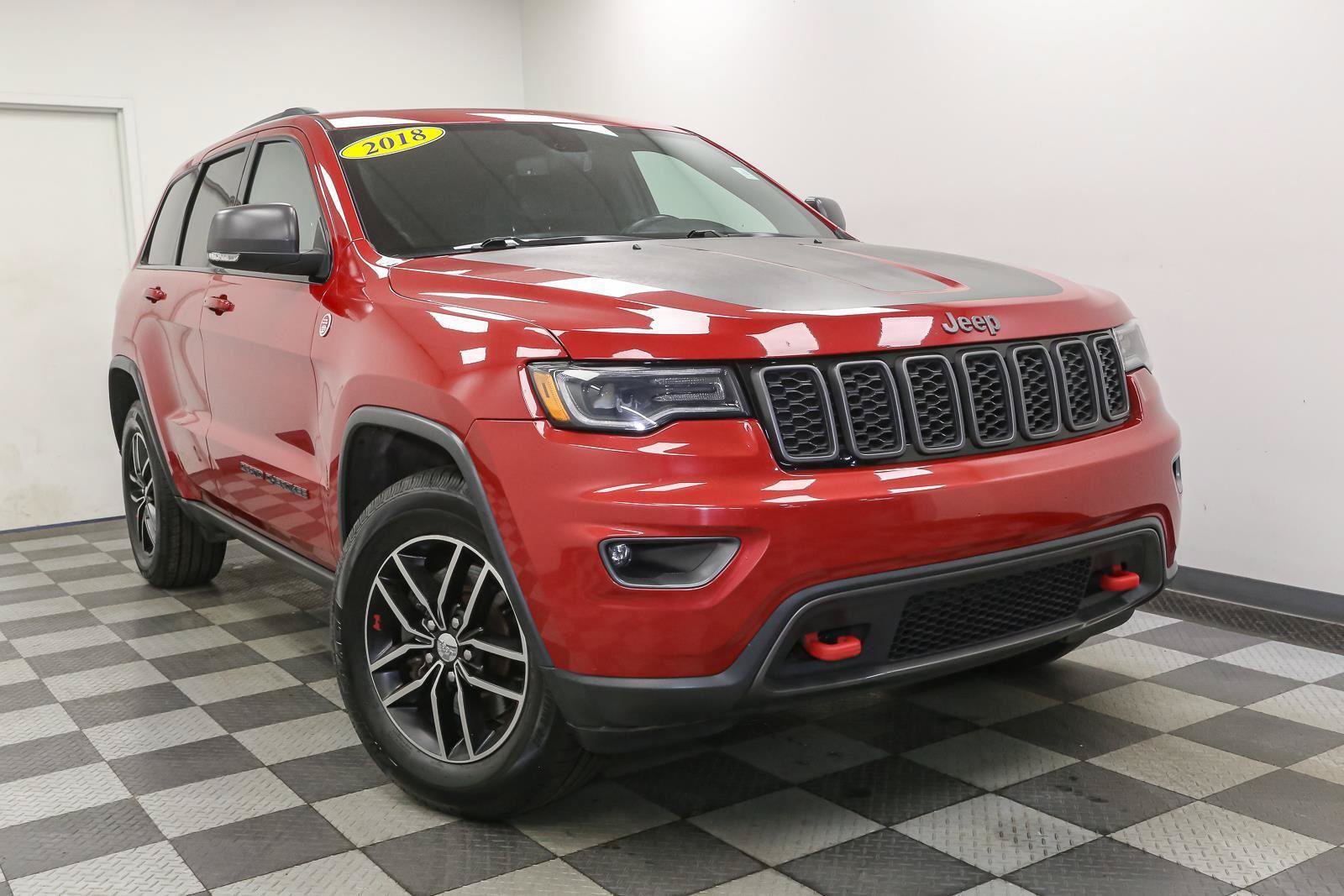 Used 2018 Jeep Grand Cherokee Trailhawk w/ Trailhawk Luxury Group AWD/4WD image 2