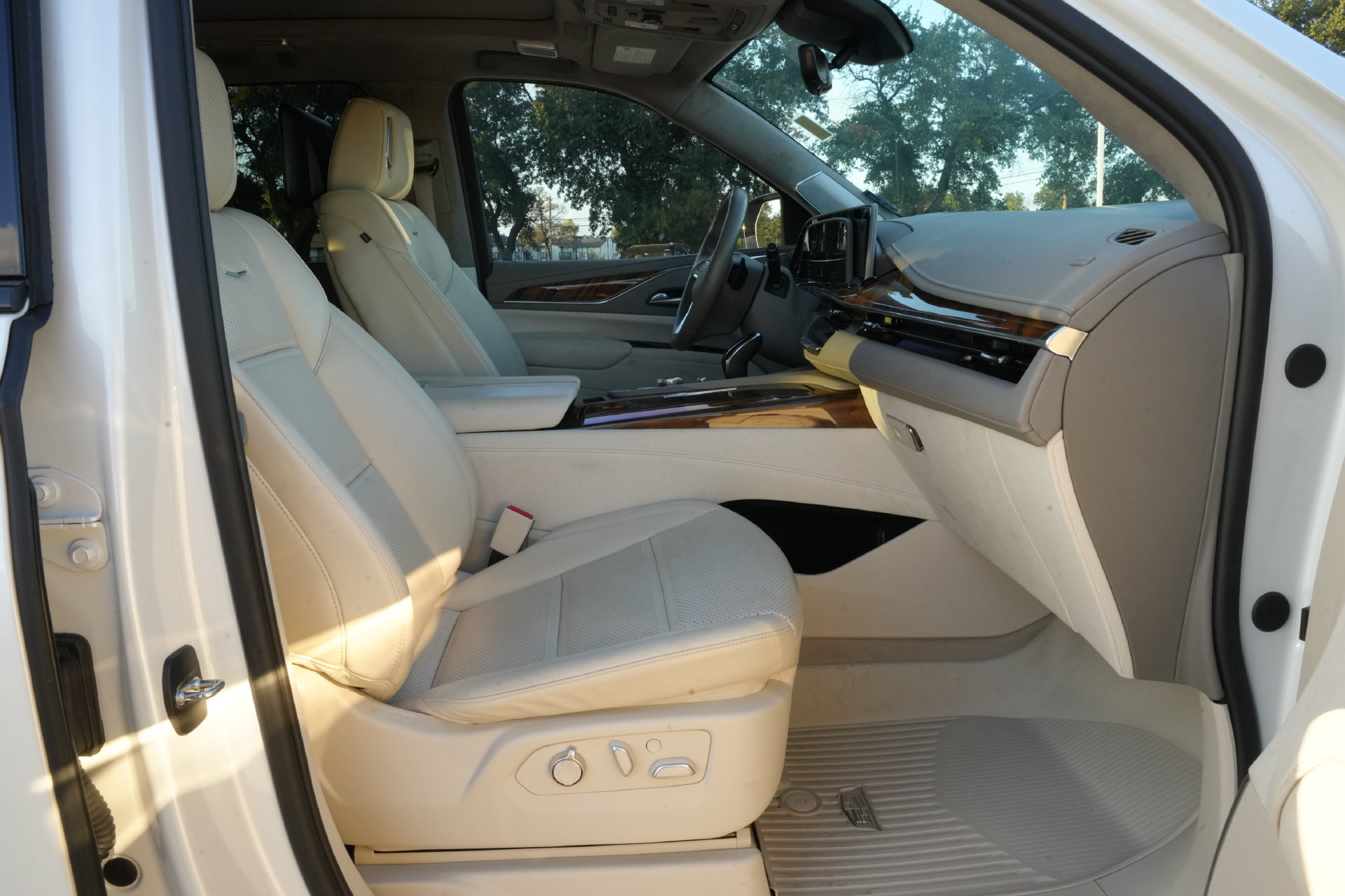 Certified 2024 Cadillac Escalade ESV Sport Platinum w/ LPO, ONYX Package AWD/4WD image 22