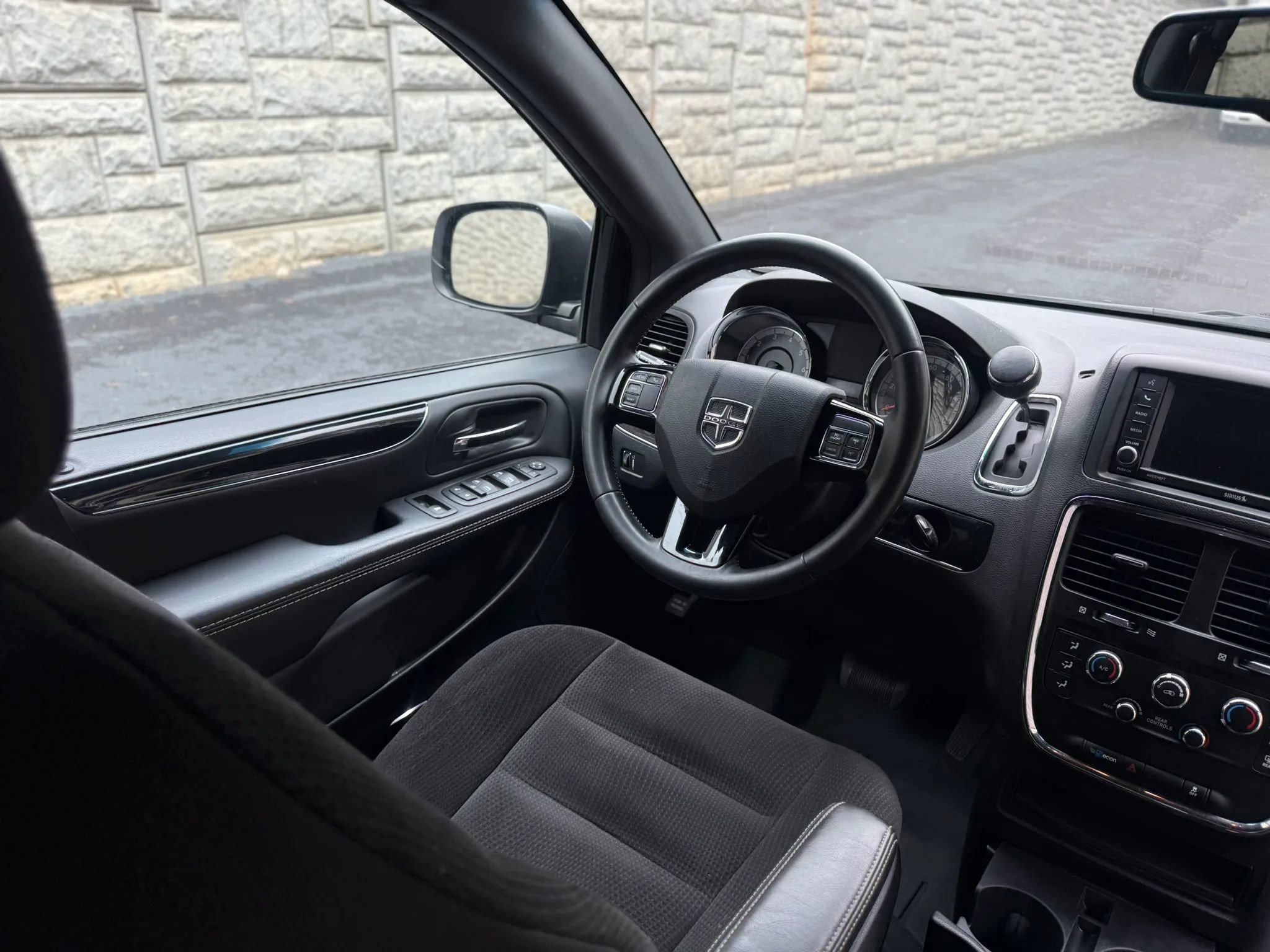 Used 2017 Dodge Grand Caravan SE FWD image 26