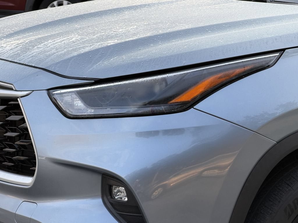 Used 2024 Toyota Highlander XLE FWD image 11