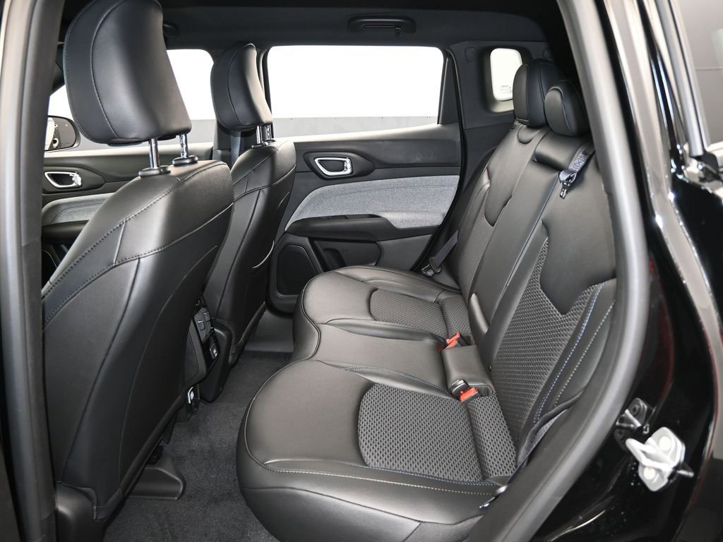 Used 2025 Jeep Compass Latitude image 28