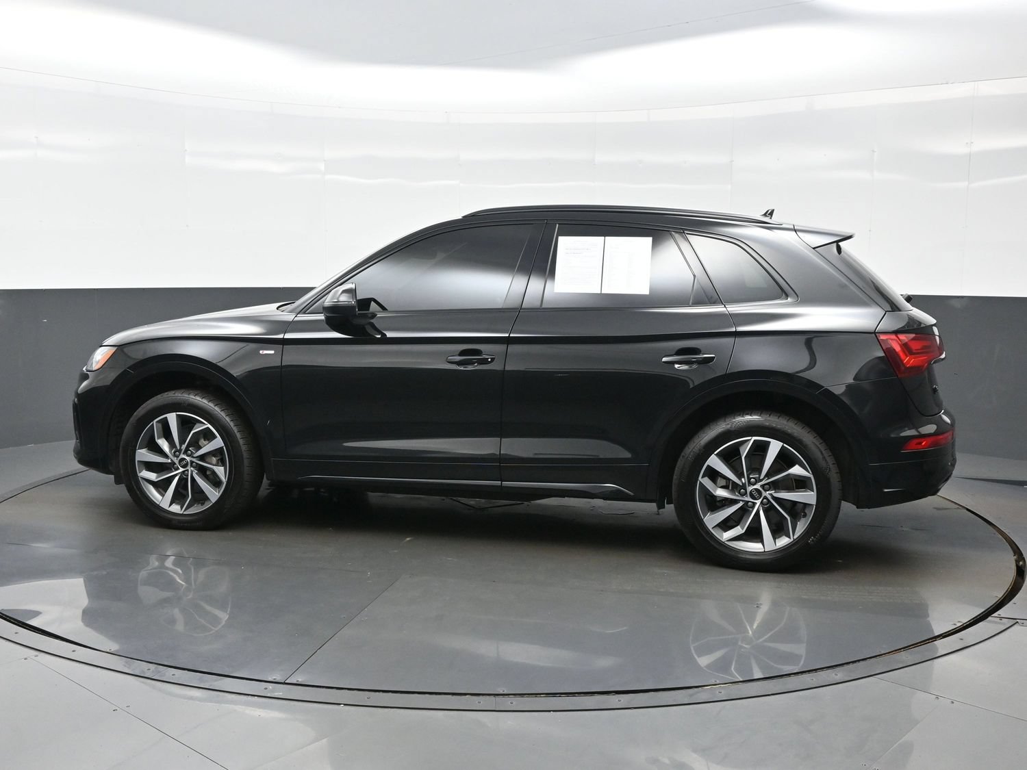 Used 2024 Audi Q5 2.0T Premium w/ Summer of Audi Package AWD/4WD image 4