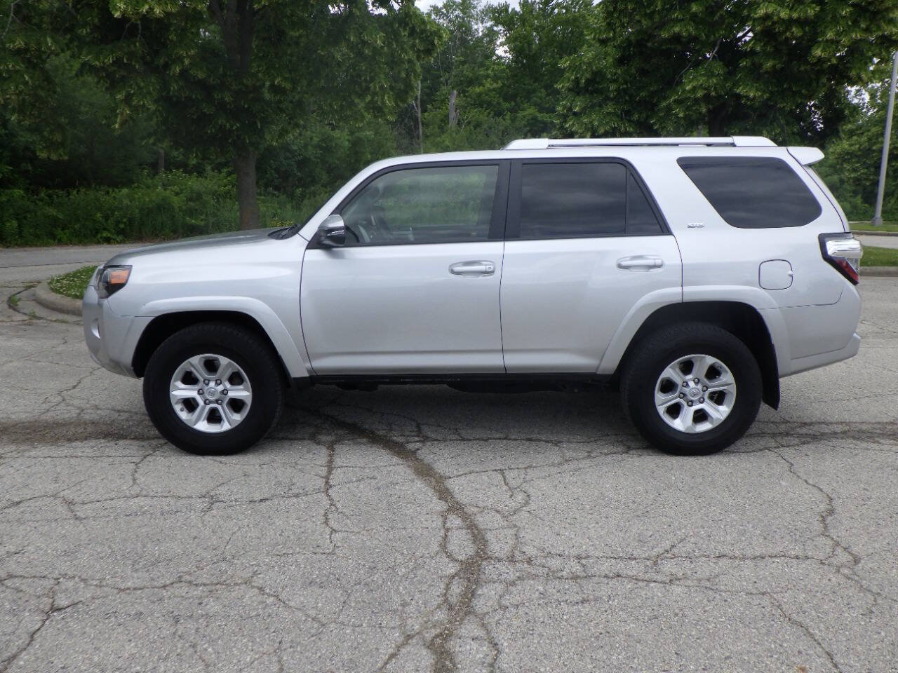 Used 2018 Toyota 4Runner SR5 Premium AWD/4WD image 2