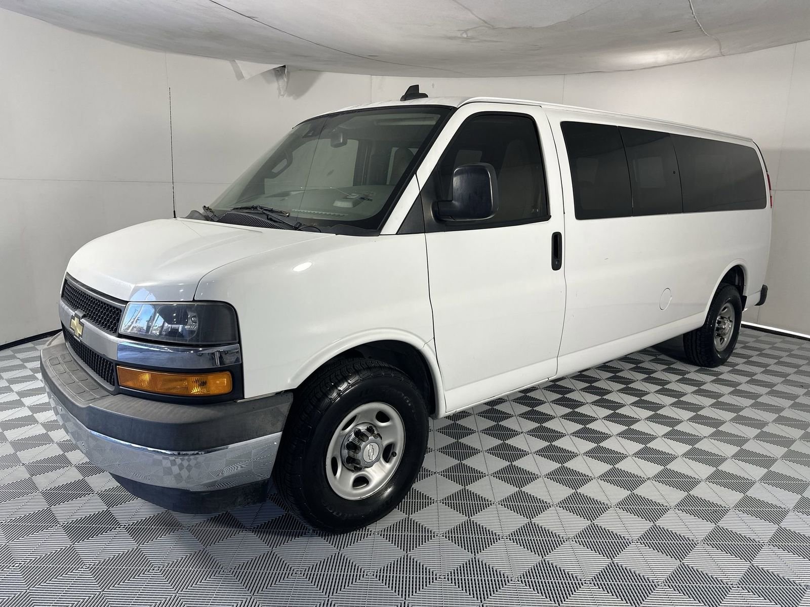 Used 2019 Chevrolet Express 3500 LT w/ LT Preferred Equipment Group RWD image 4