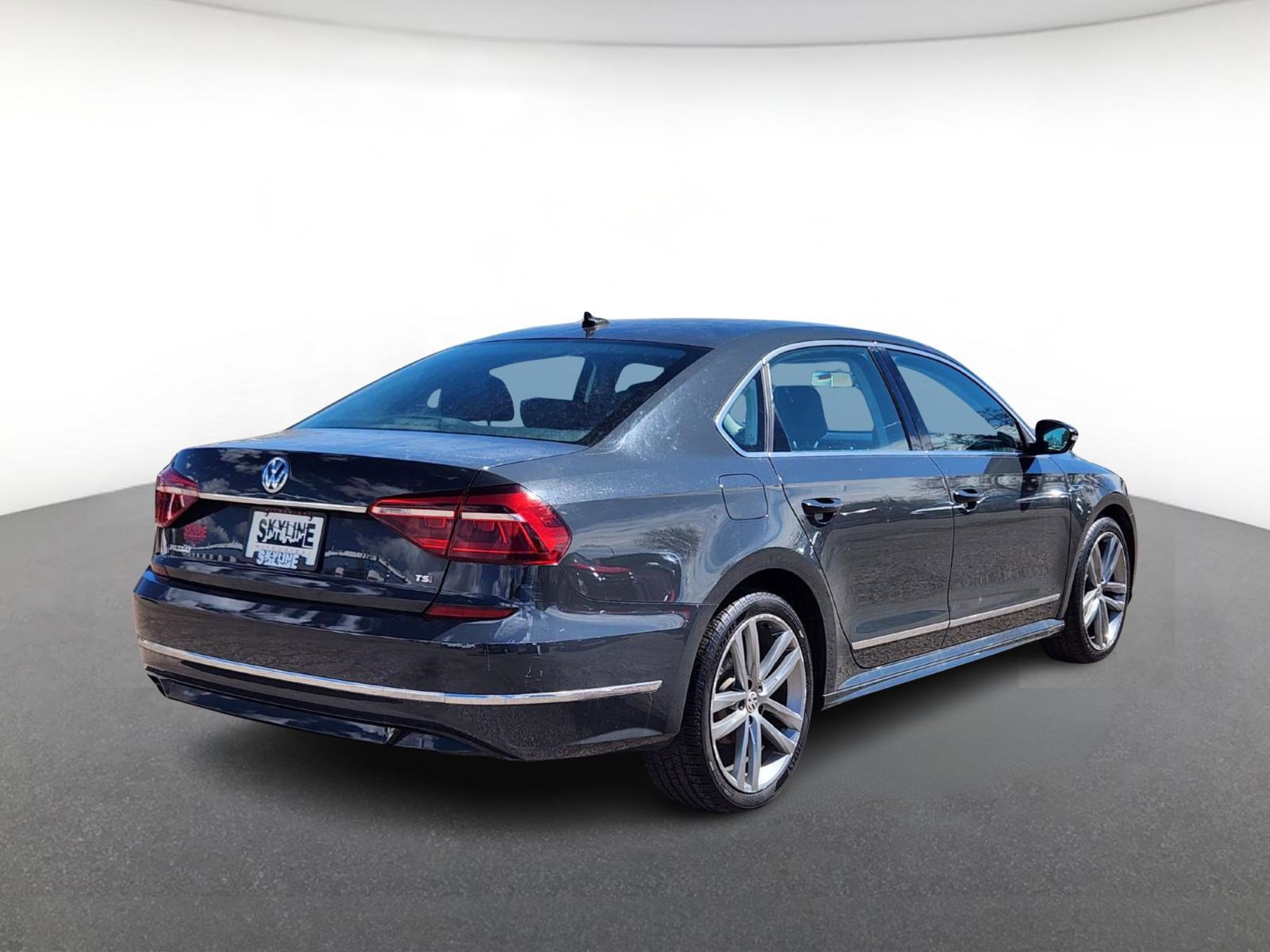 Used 2017 Volkswagen Passat 1.8T R-Line FWD image 3