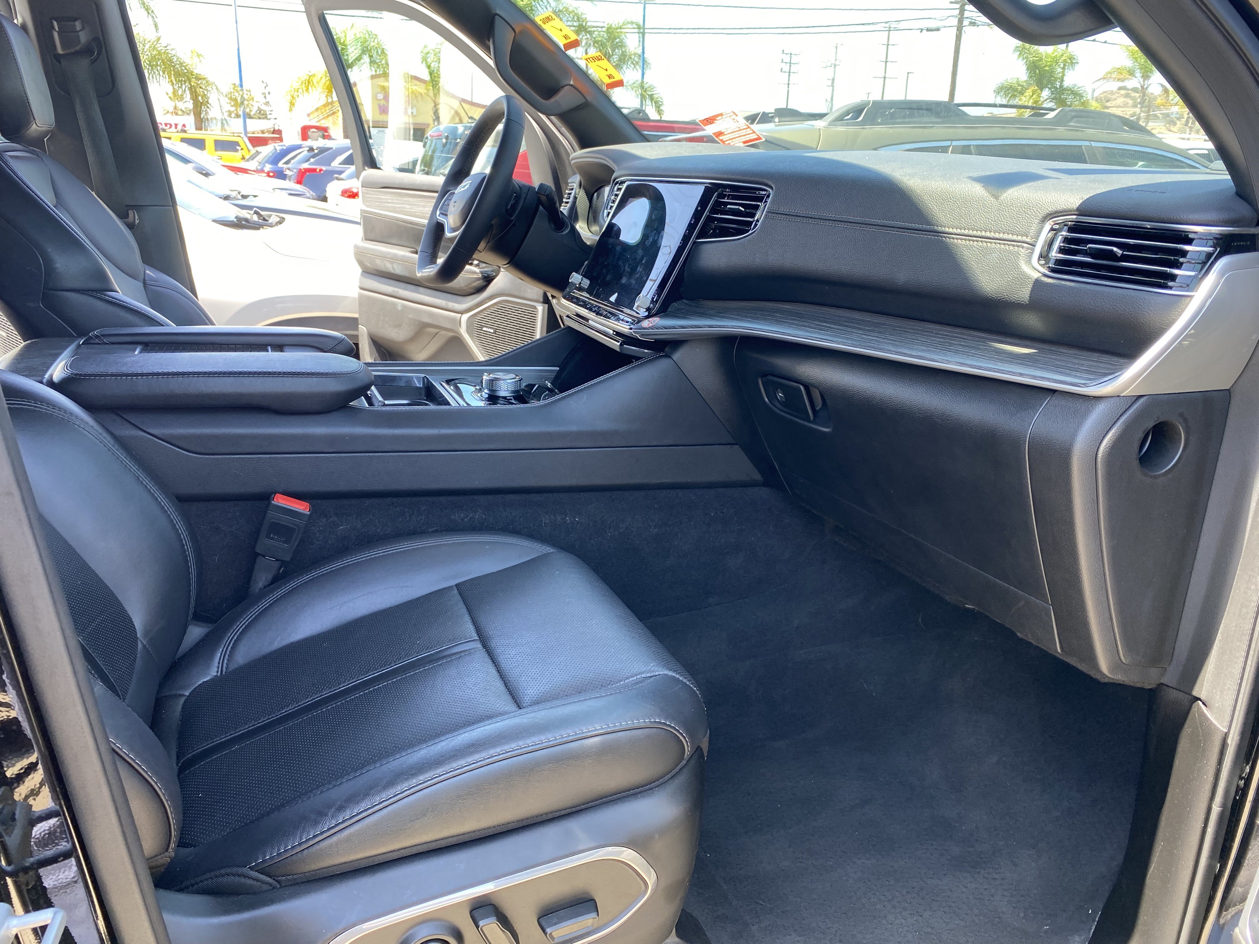 Used 2024 Jeep Wagoneer L Series II w/ Flexible Seating Group AWD/4WD image 24