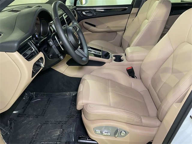 Certified 2025 Porsche Macan image 5