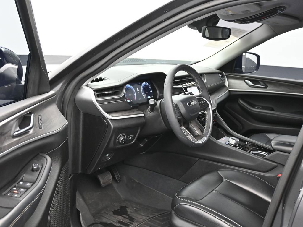 Used 2023 Jeep Grand Cherokee Limited image 11