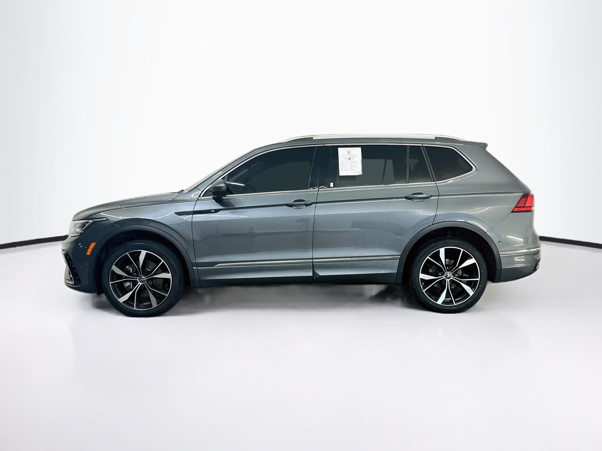 Used 2023 Volkswagen Tiguan SEL R-Line AWD/4WD image 4