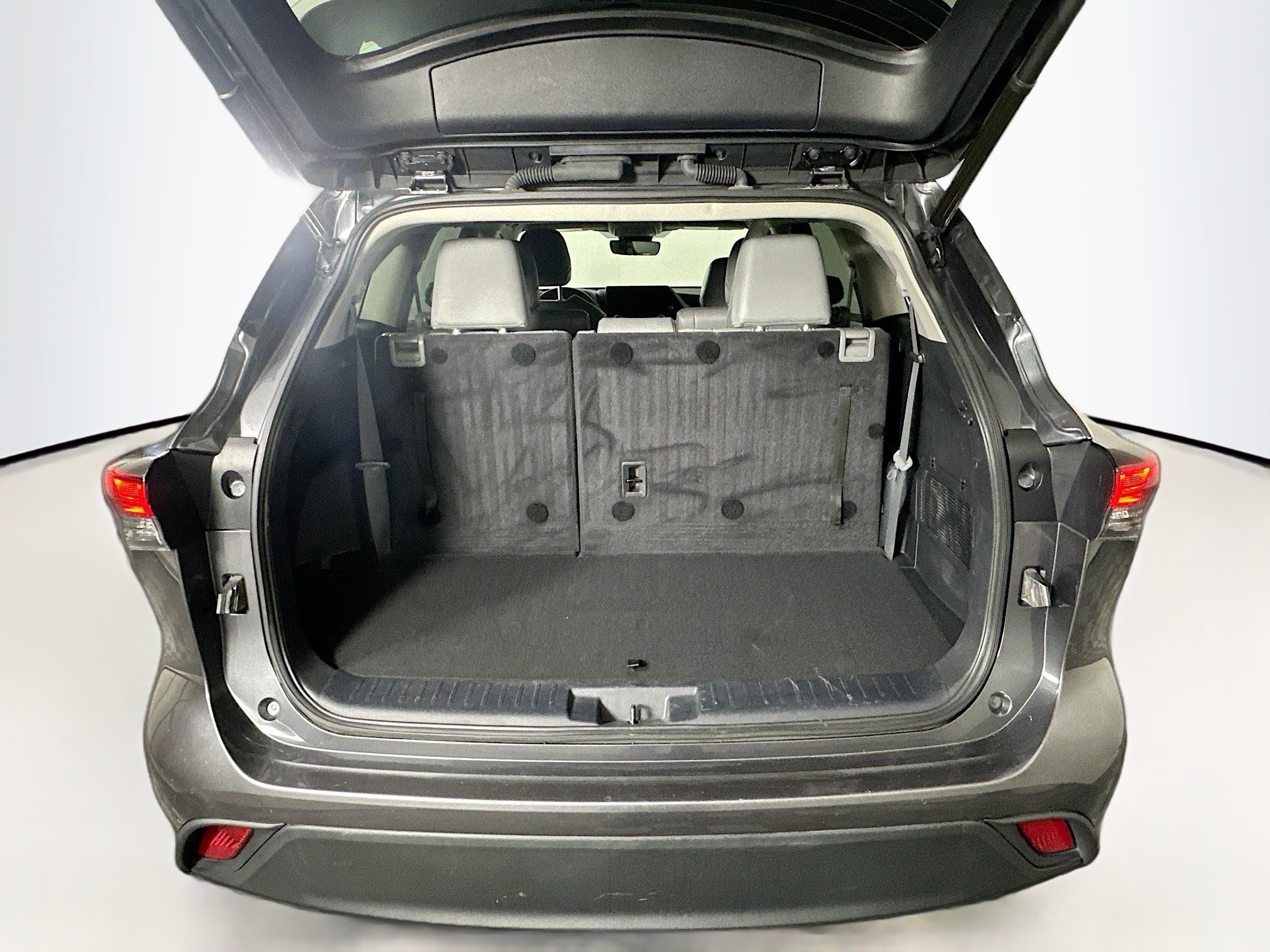 Used 2023 Toyota Highlander XLE image 32