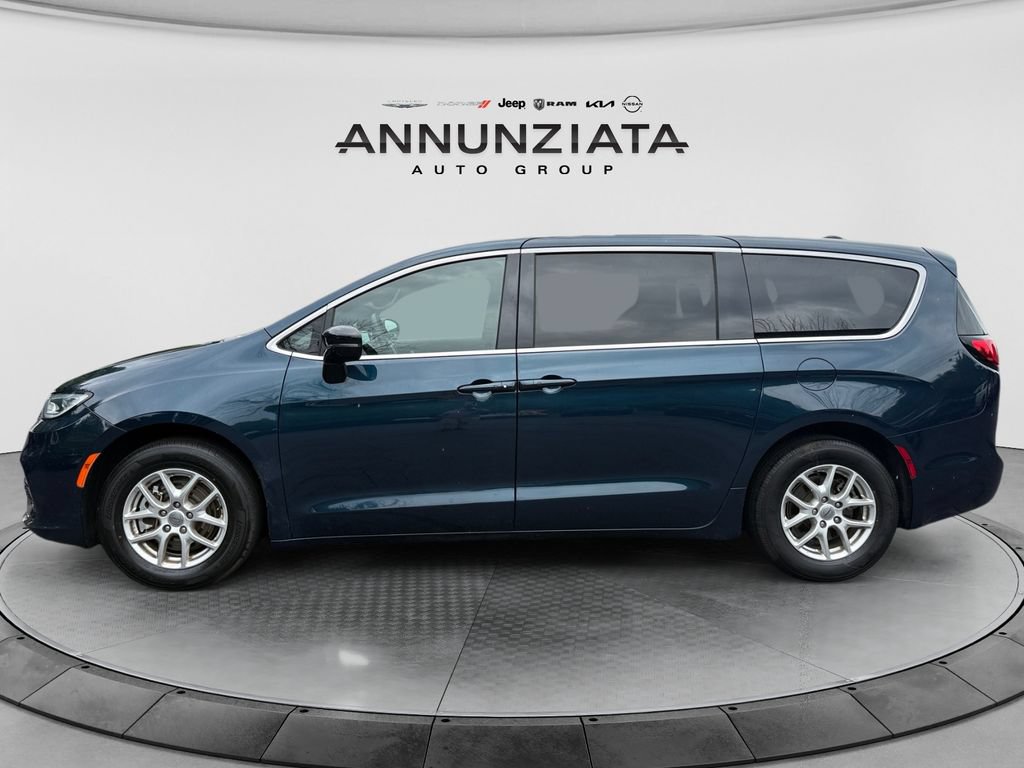 Used 2025 Chrysler Pacifica Select FWD image 2