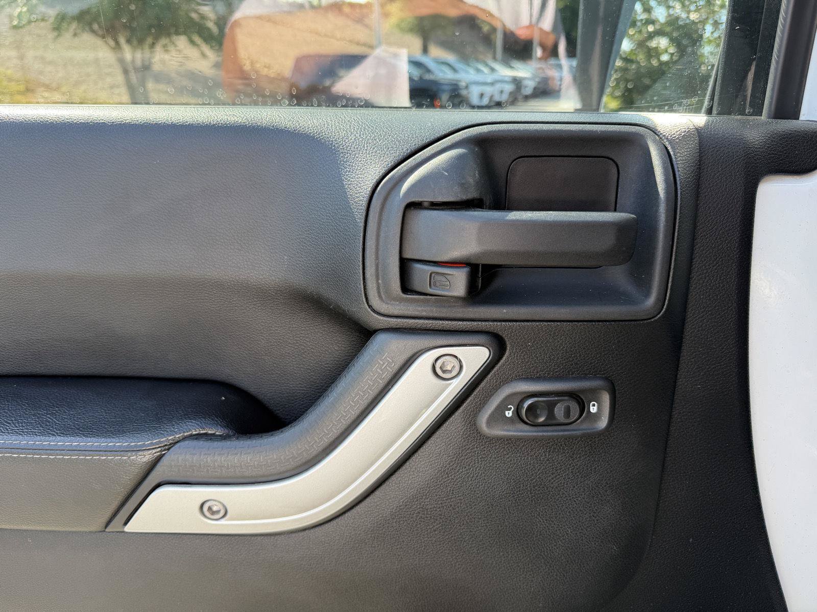 Used 2015 Jeep Wrangler Unlimited Rubicon AWD/4WD image 14