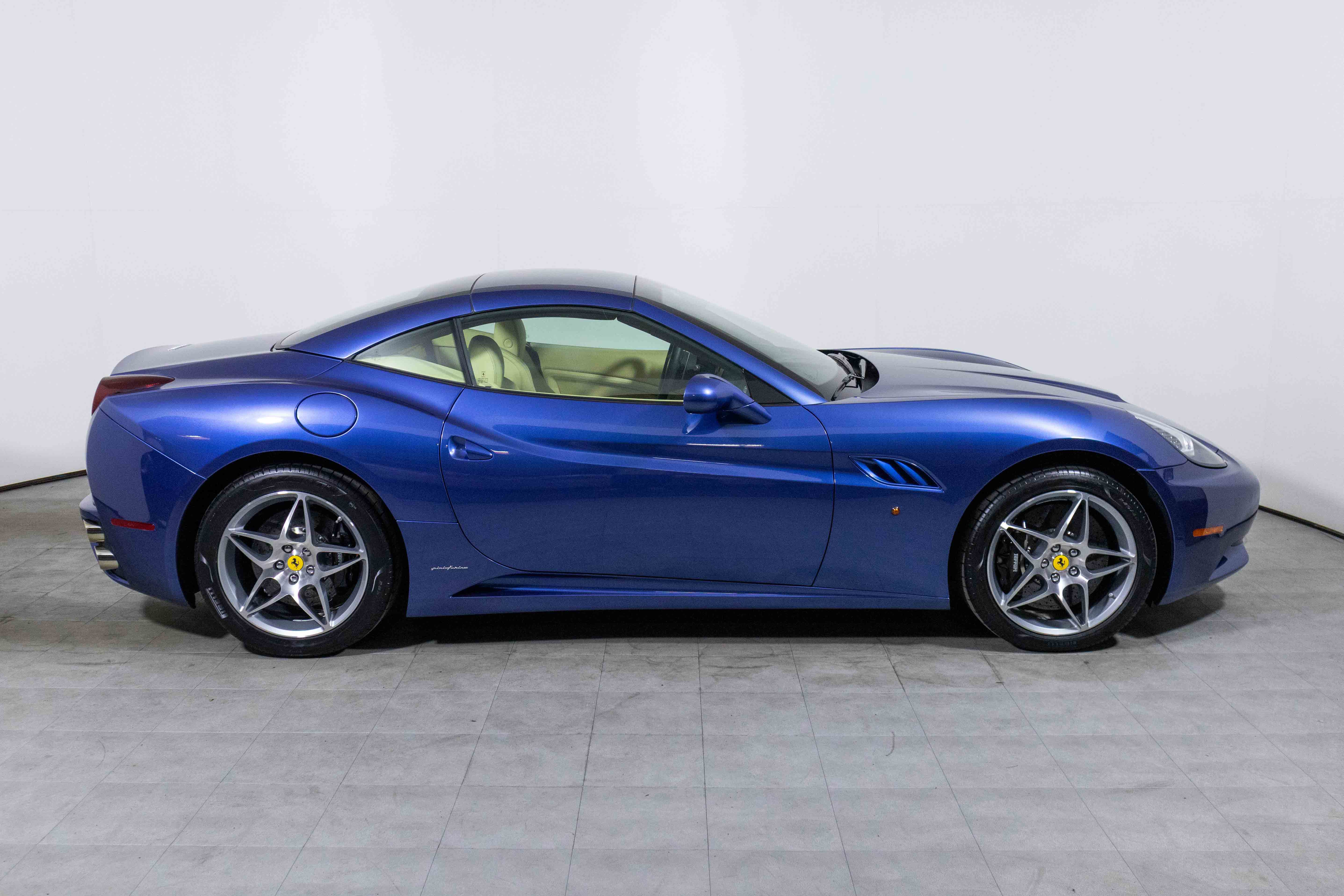 Used 2010 Ferrari California image 13