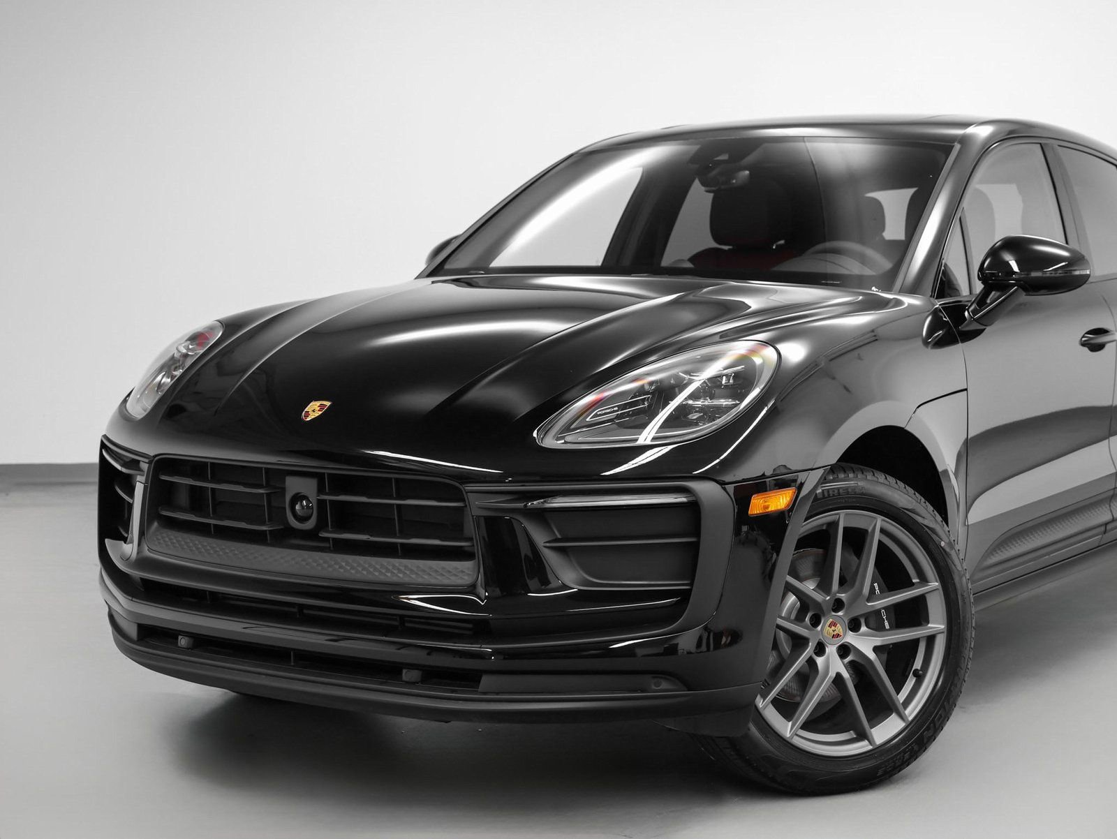 Certified 2025 Porsche Macan image 7