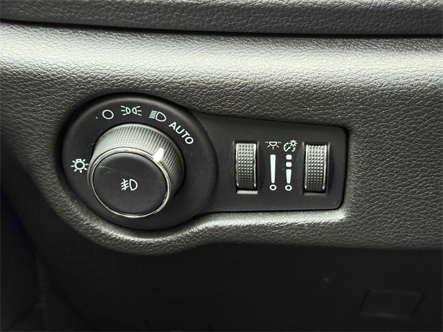 Used 2021 Chrysler Pacifica Touring w/ Uconnect Theater Family Group image 15