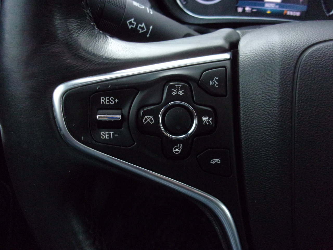 Used 2017 Buick Regal Premium w/ Driver Confidence Package #2 image 18