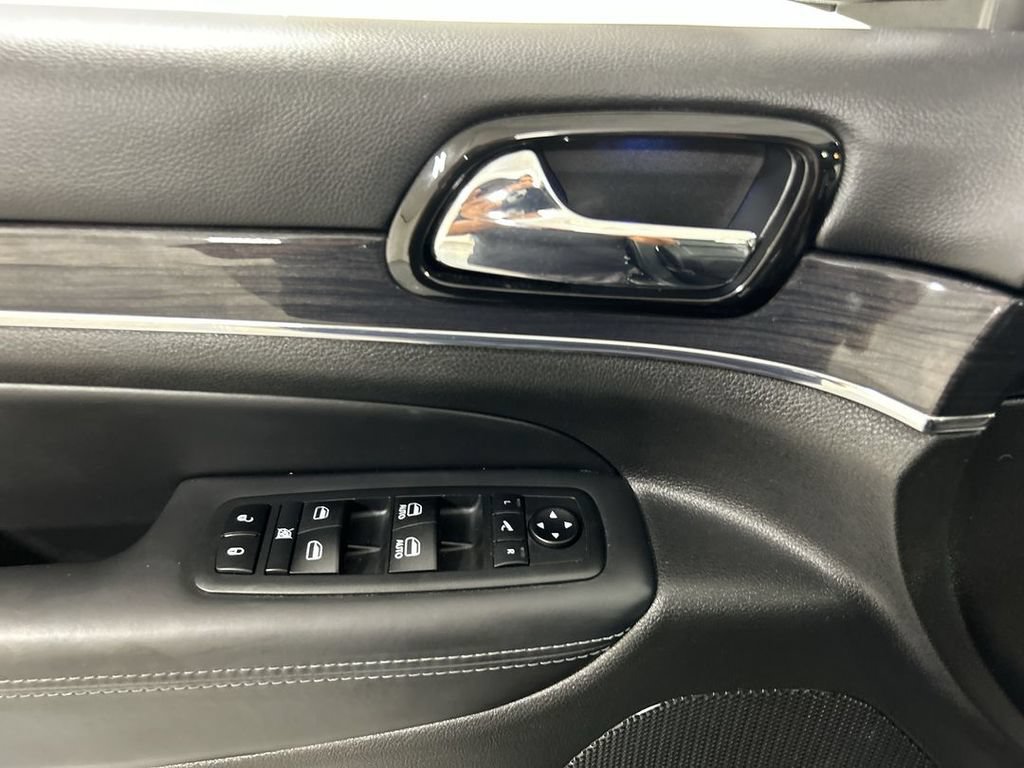 Used 2020 Jeep Grand Cherokee Overland AWD/4WD image 11