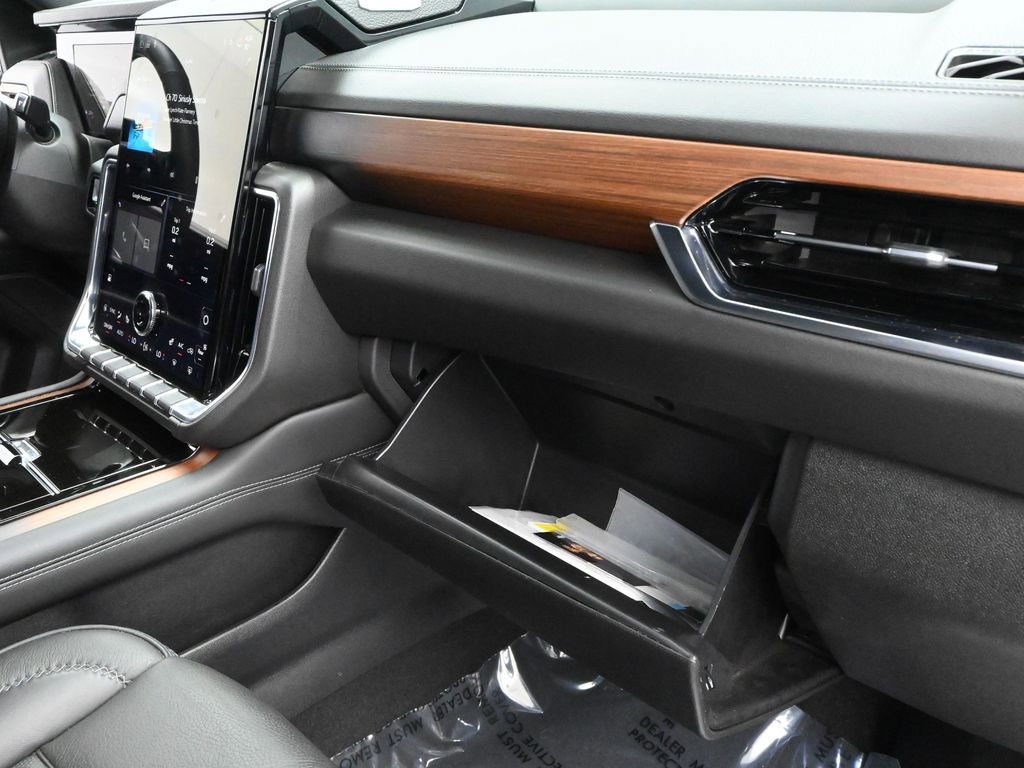 Used 2025 GMC Yukon XL Denali image 16