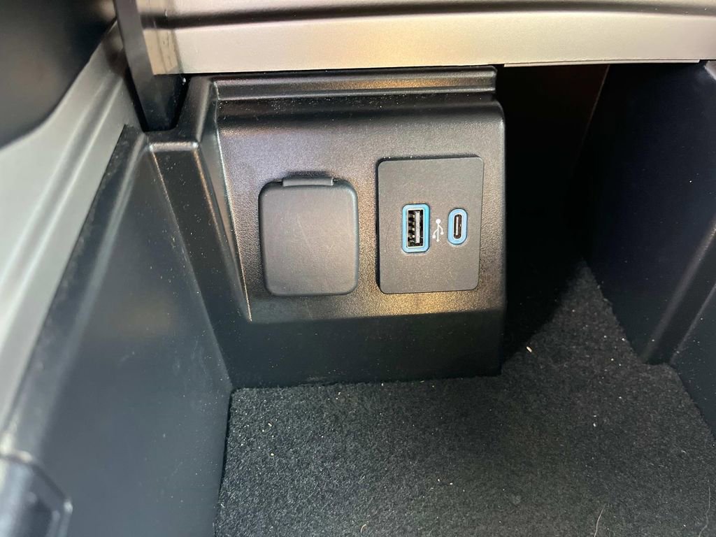 Used 2022 Ford Explorer Limited image 25