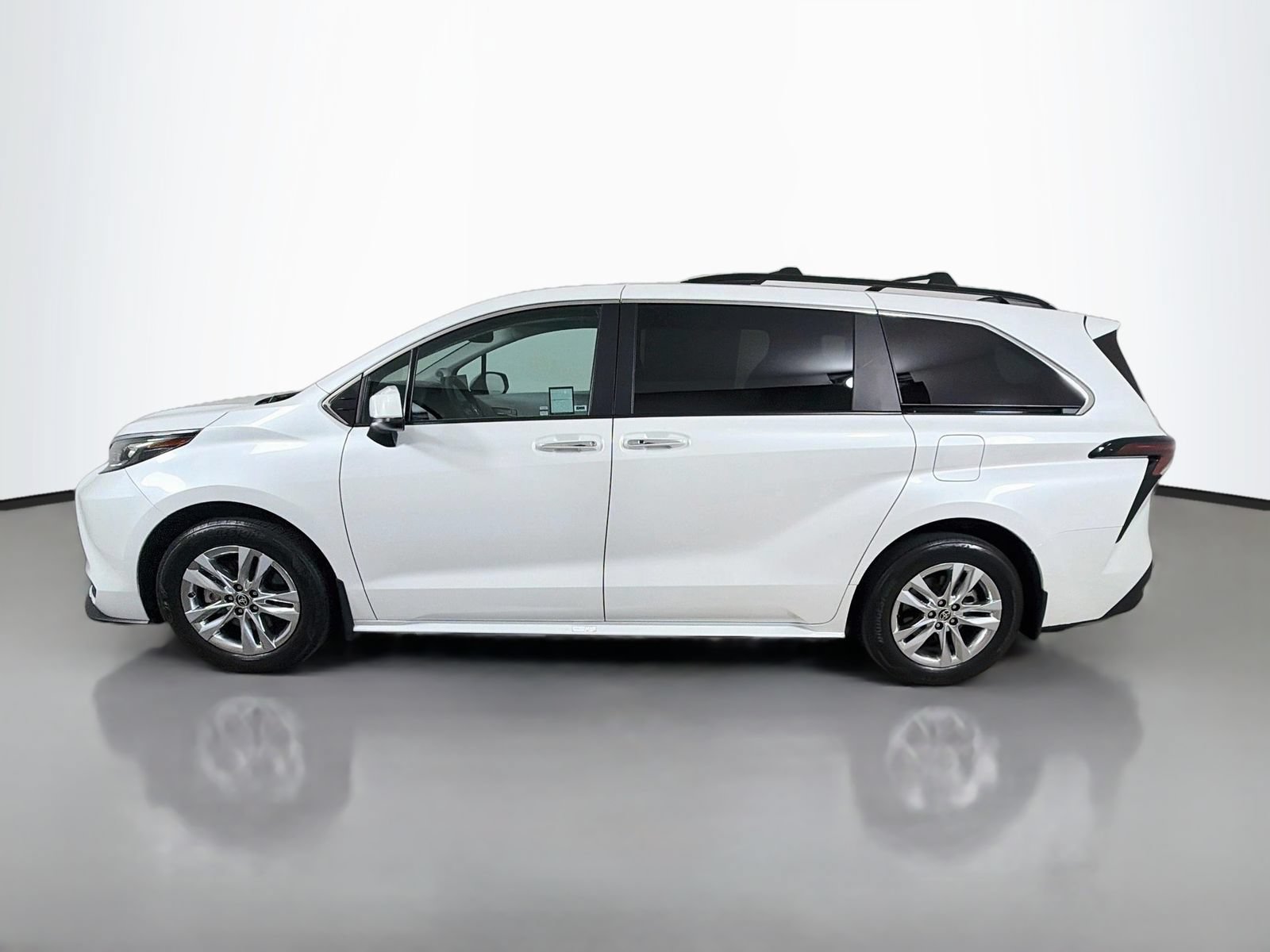 Used 2025 Toyota Sienna XLE w/ XLE Plus Package FWD image 2