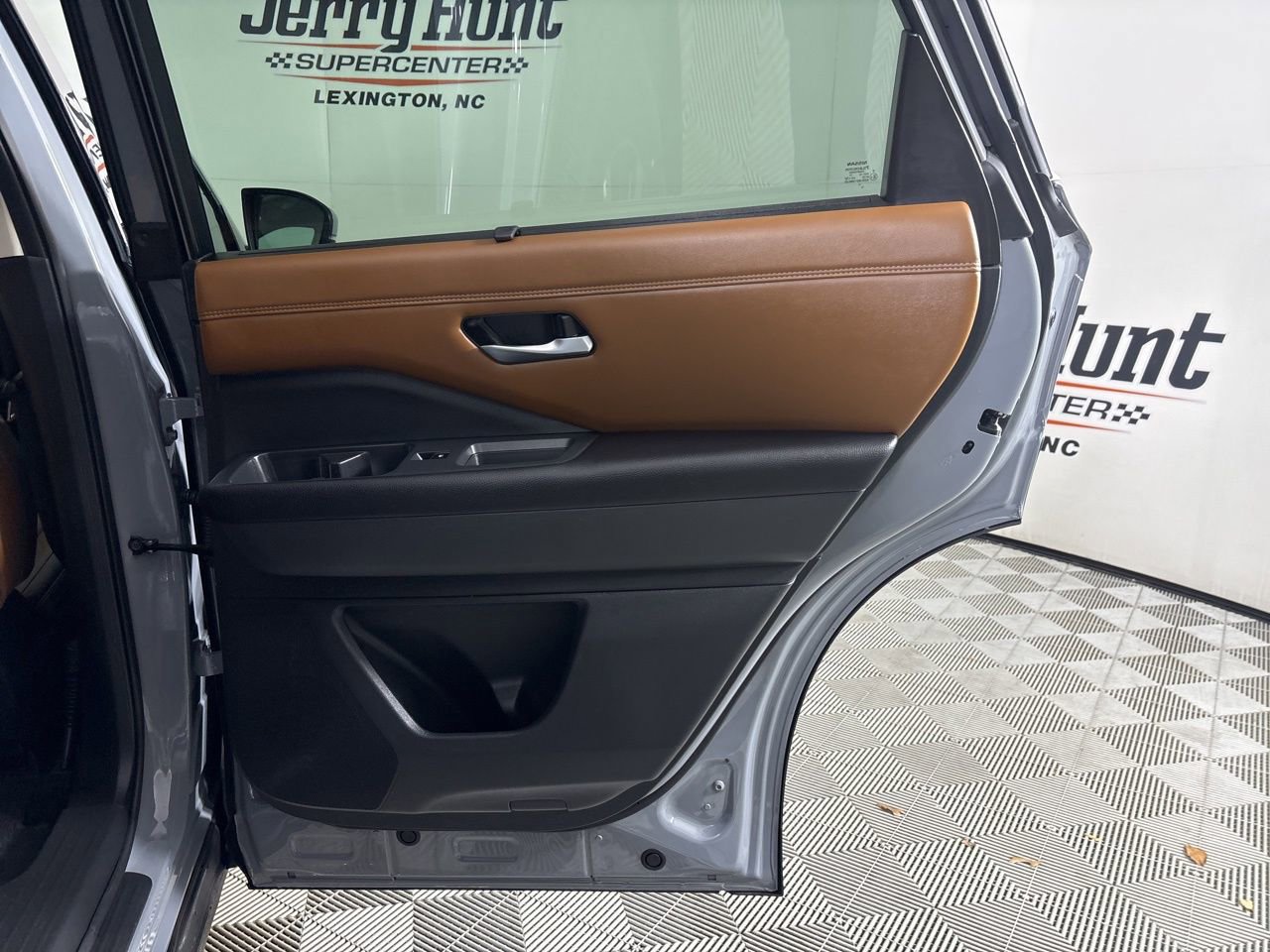 Used 2024 Nissan Pathfinder Platinum w/ Cargo Package image 25