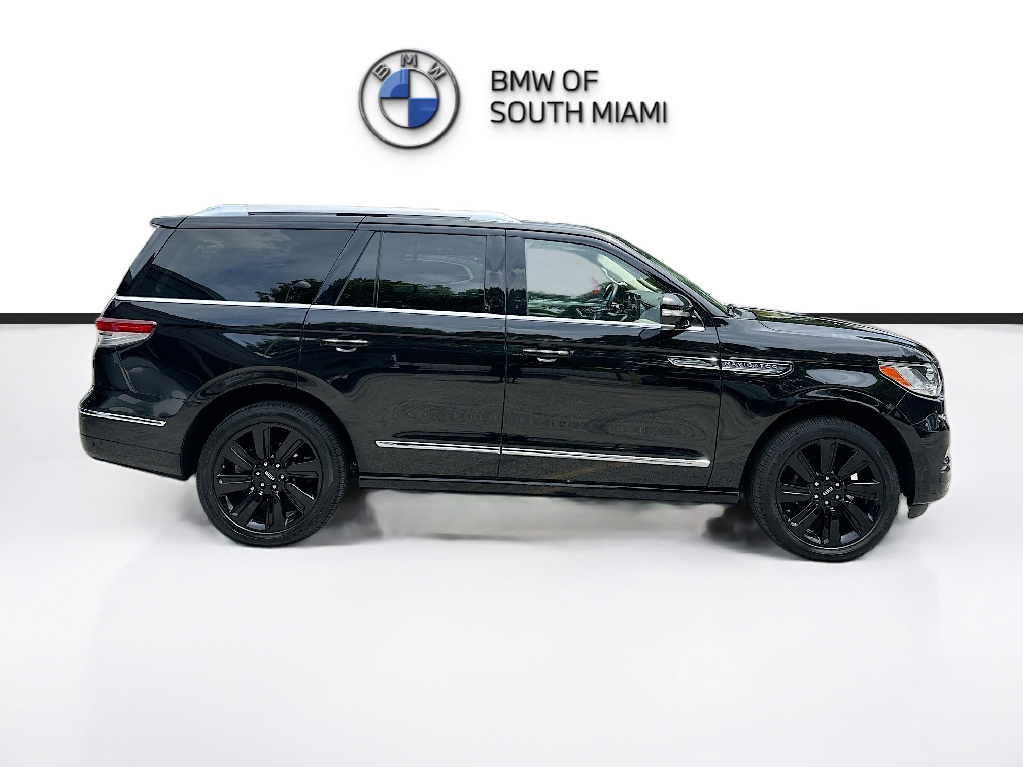 Used 2024 Lincoln Navigator Reserve w/ Monochromatic Package AWD/4WD image 8