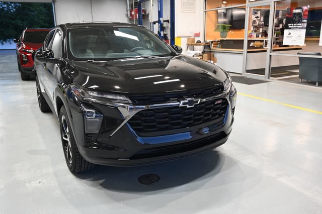 New 2026 Chevrolet Trax RS w/ Sunroof Package FWD image 3
