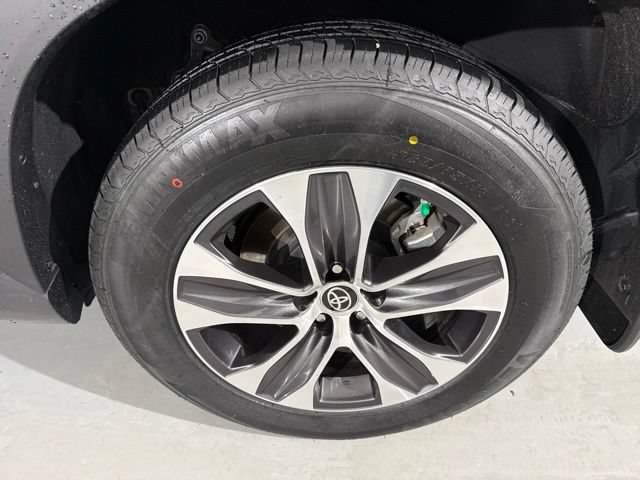 Used 2022 Toyota Highlander XLE AWD/4WD image 7