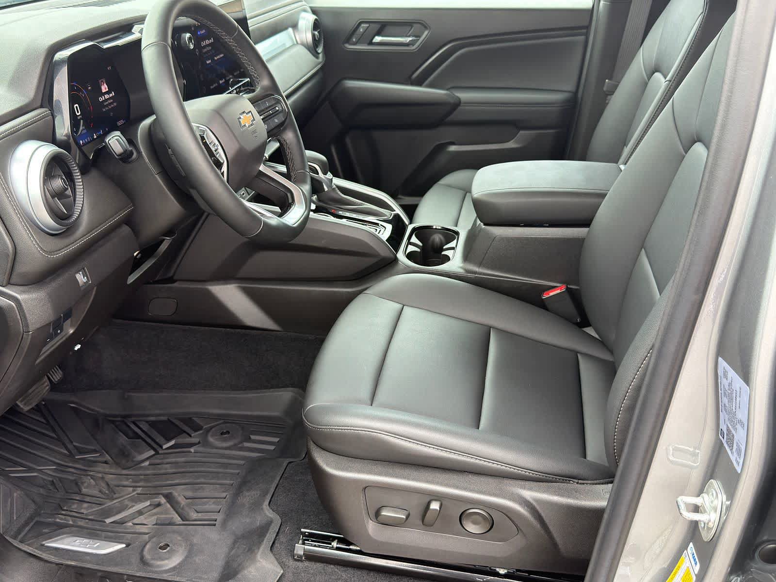 Used 2025 Chevrolet Colorado LT w/ LT Convenience Package AWD/4WD image 13