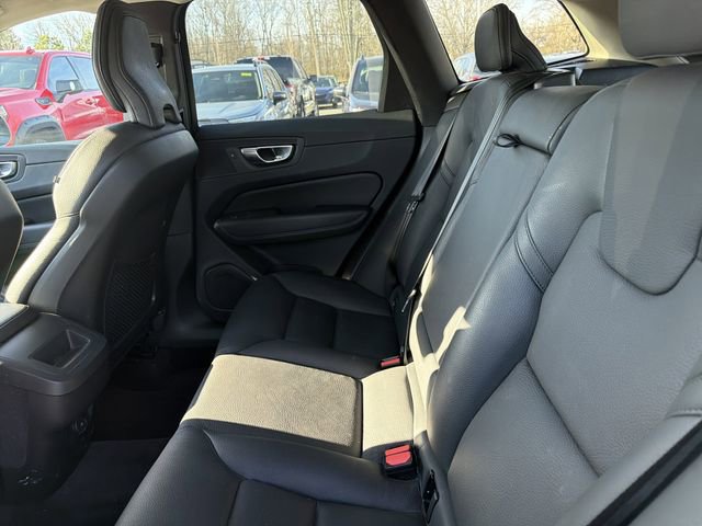 Used 2023 Volvo XC60 B5 Plus image 15