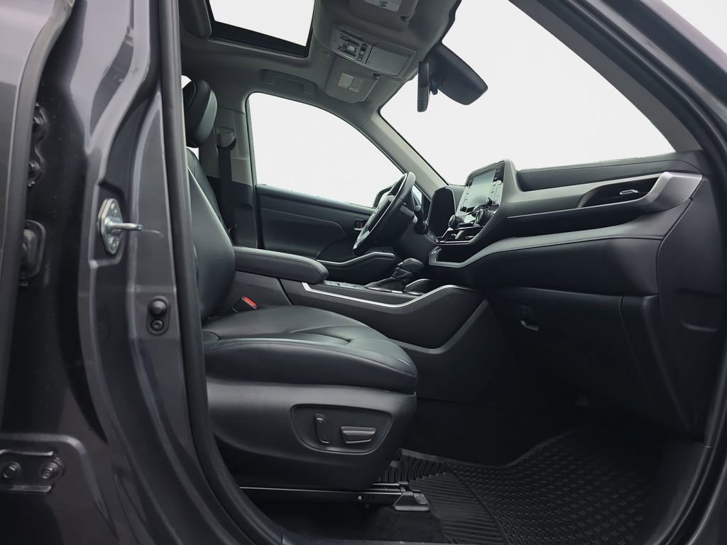 Used 2022 Toyota Highlander XLE FWD image 19