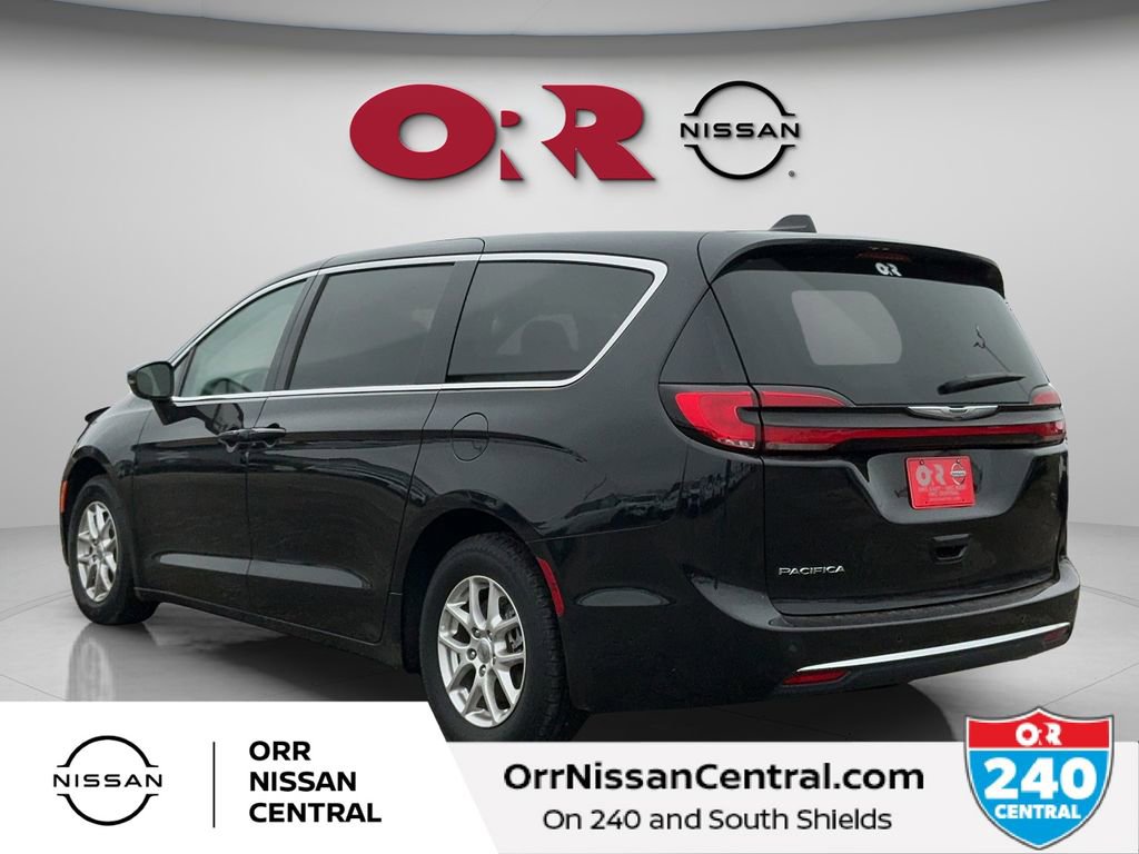 Used 2023 Chrysler Pacifica Touring-L FWD image 7