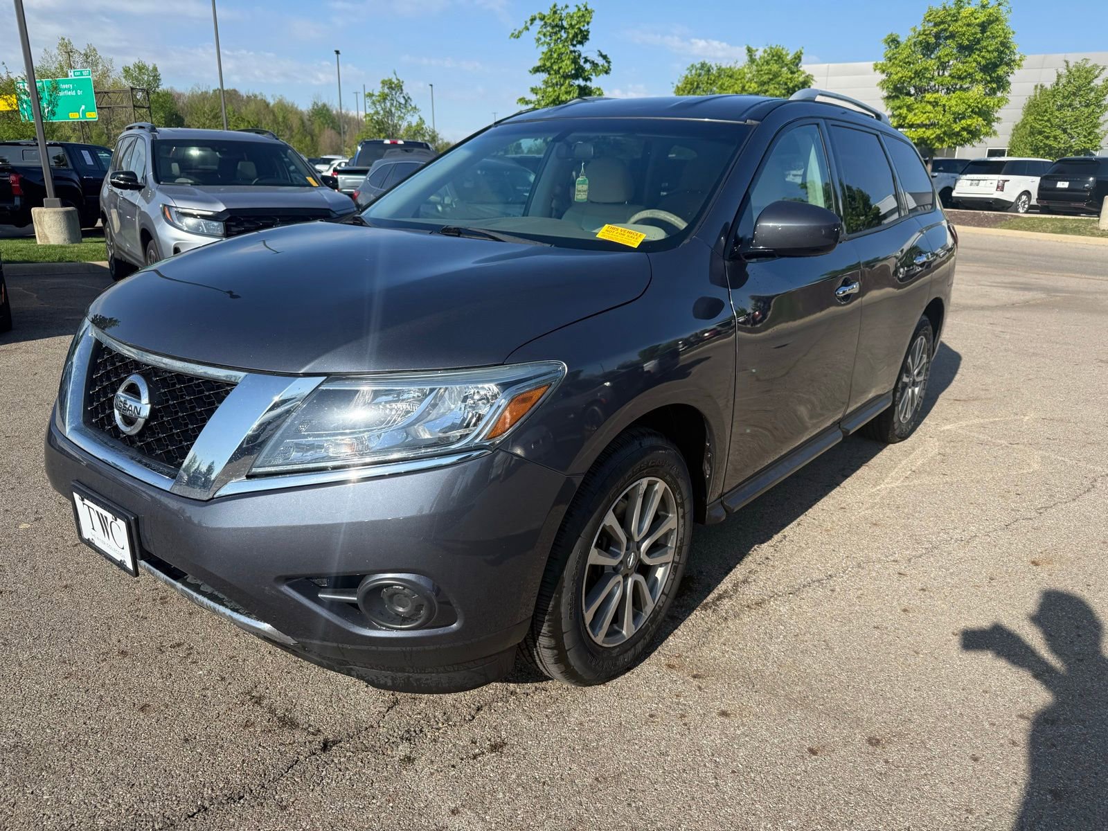 Used 2014 Nissan Pathfinder SV AWD/4WD image 1