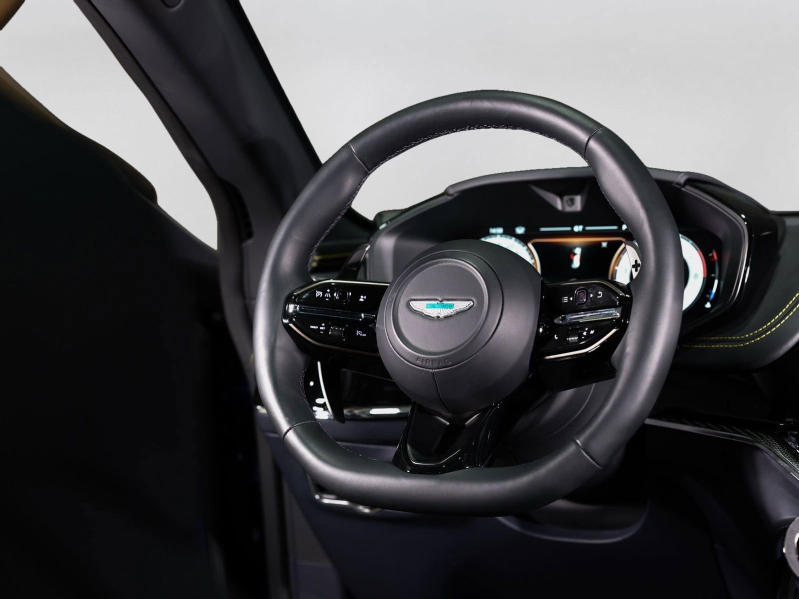Used 2025 Aston Martin DBX 707 image 31