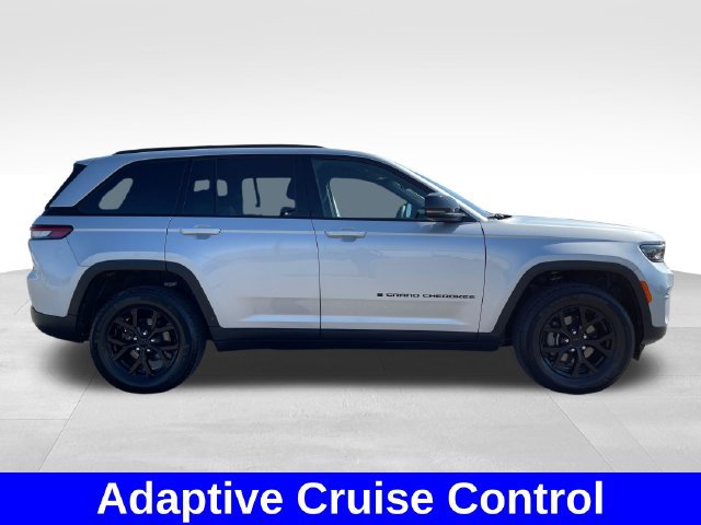 Used 2025 Jeep Grand Cherokee Altitude AWD/4WD image 6