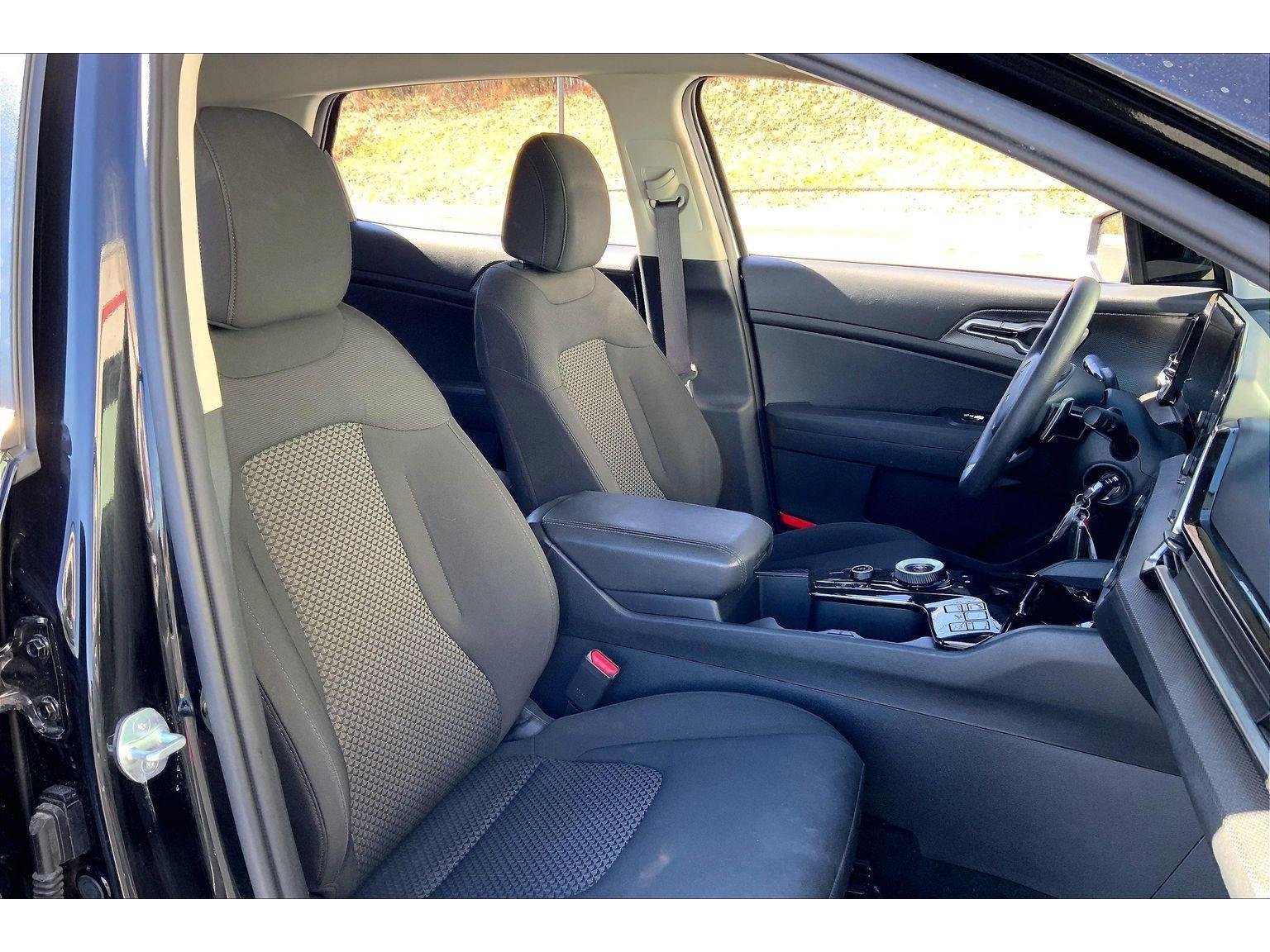 Used 2023 Kia Sportage LX image 7