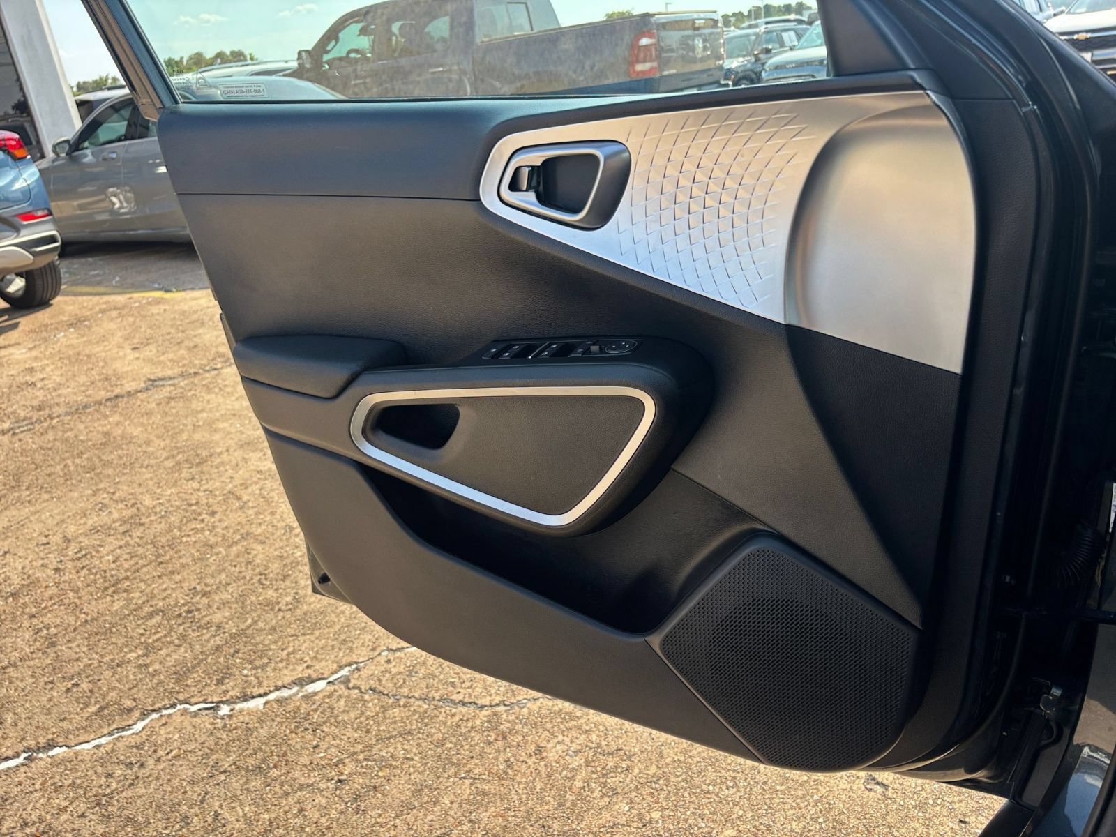 Used 2025 Kia Soul LX w/ LX Technology Package FWD image 15