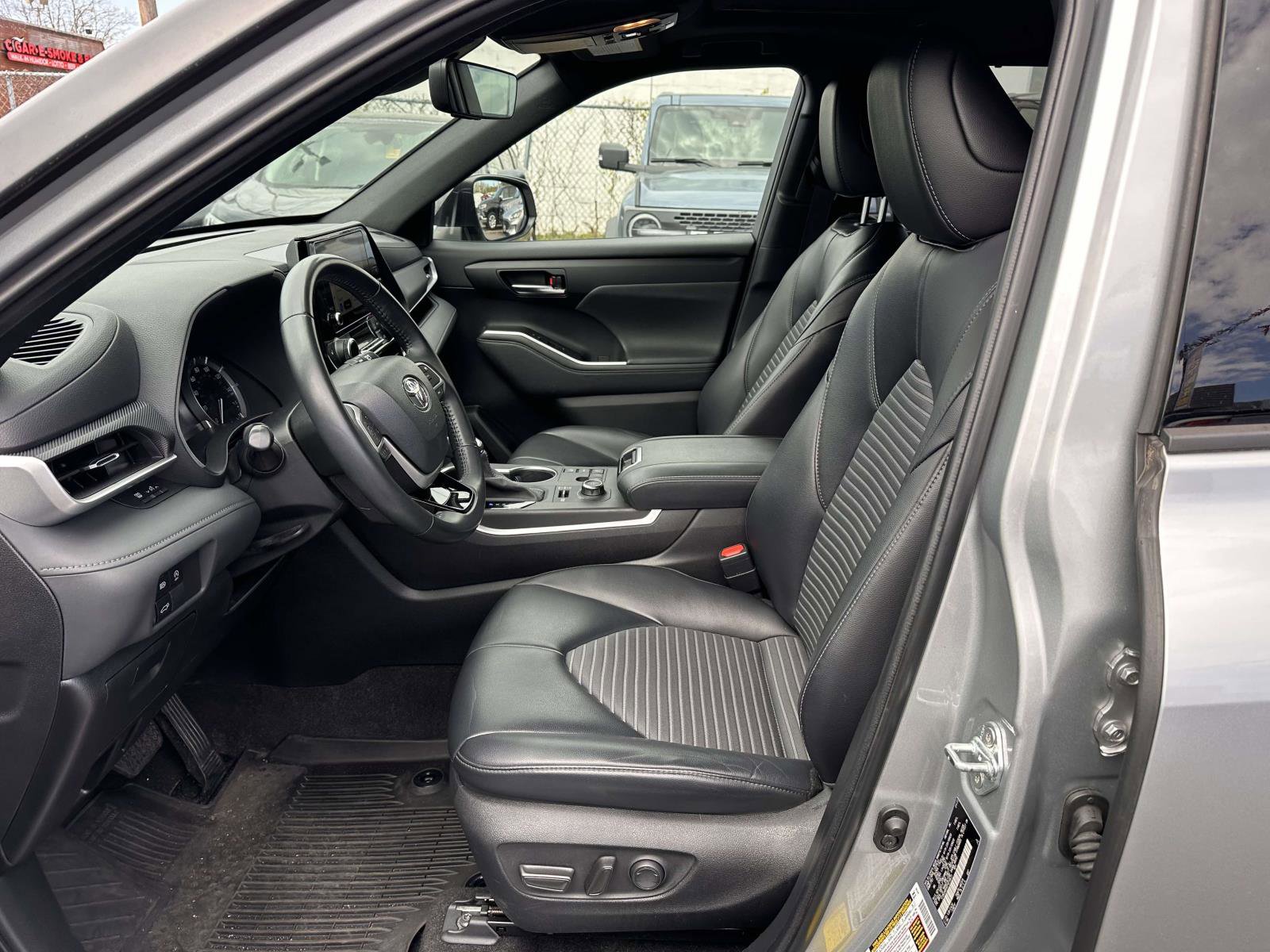 Used 2023 Toyota Highlander XSE AWD/4WD image 12