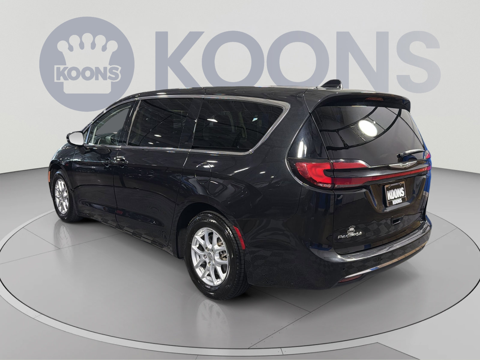Used 2023 Chrysler Pacifica Touring-L FWD image 4